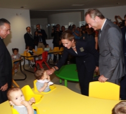 Su Alteza Real la Infanta Doña Elena durante su recorrido por las aulas del centro 